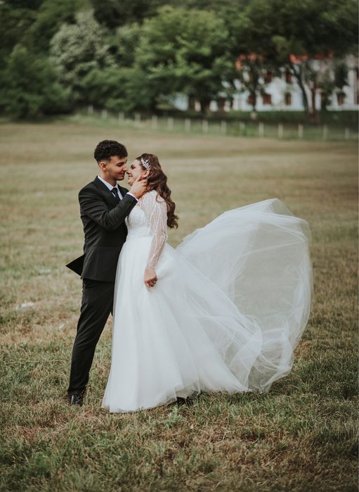 Vand rochie  de mireasa  facuta pe comanda.