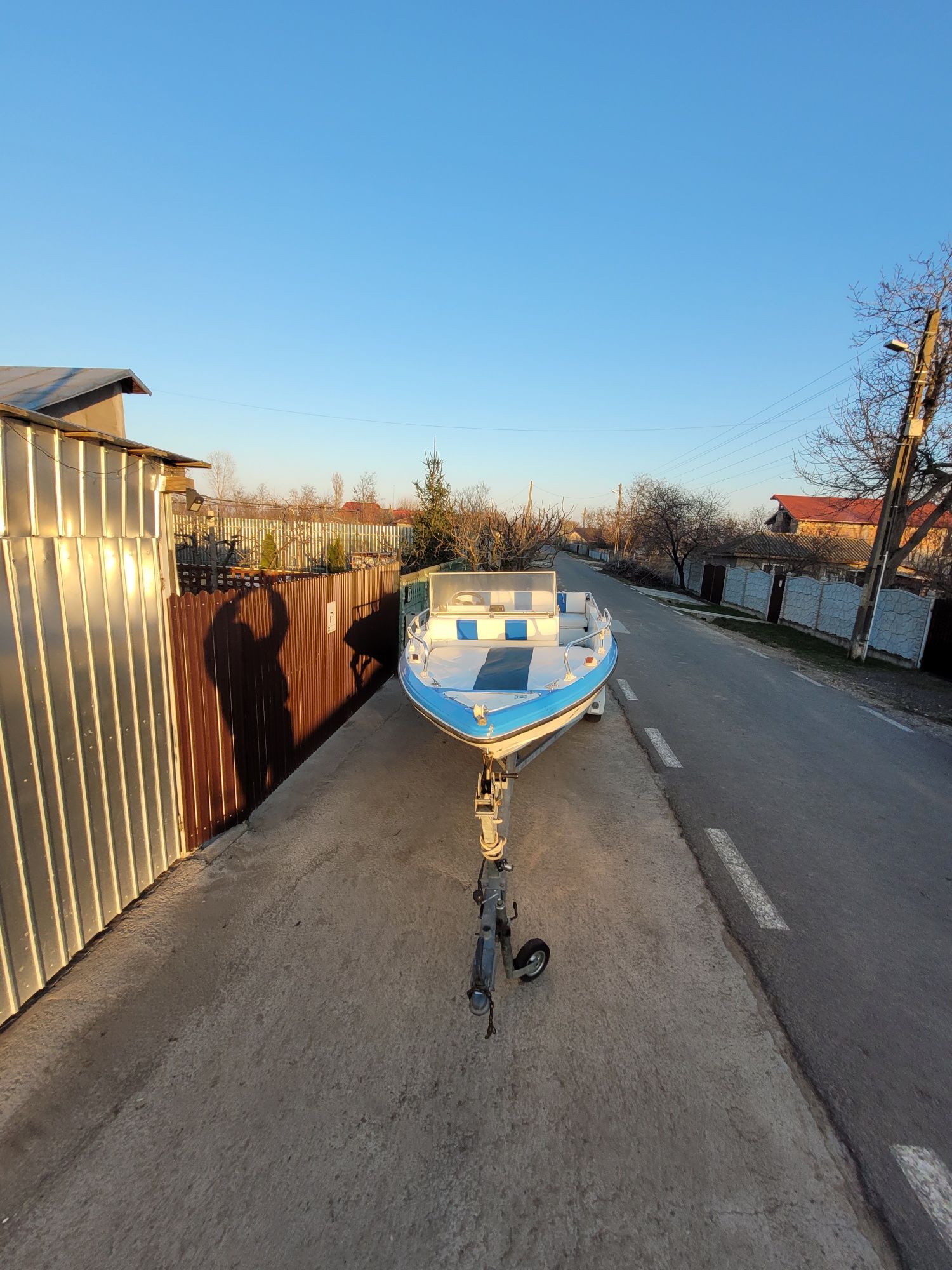 Vand barca cu motor si peridoc
