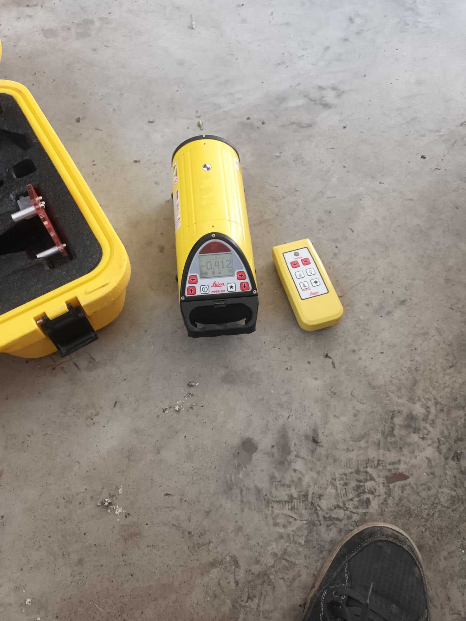 Laser  leica pipre 100 ,pentru canalizări cu lumina roșie