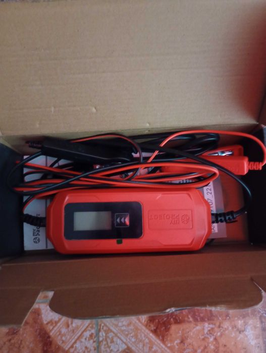 Încărcător baterie auto