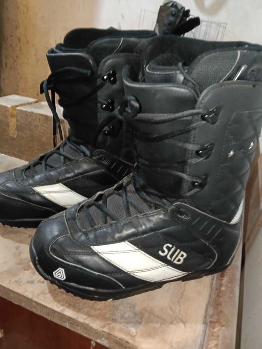 Сноуборд обувки различни размери.