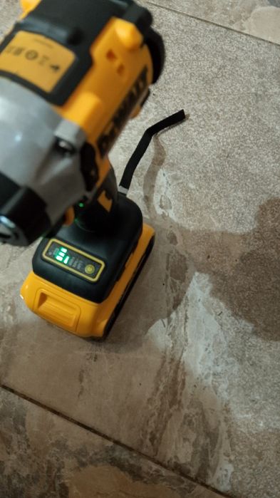 Impact Dewalt DCF 860 cu baterie de 6A