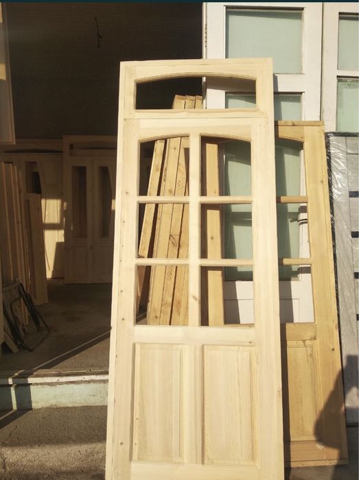 yog'och eshik va romlar