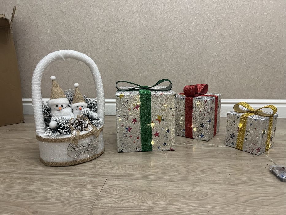 Новогодний декор елка   снеговик подарочные коробки под елку