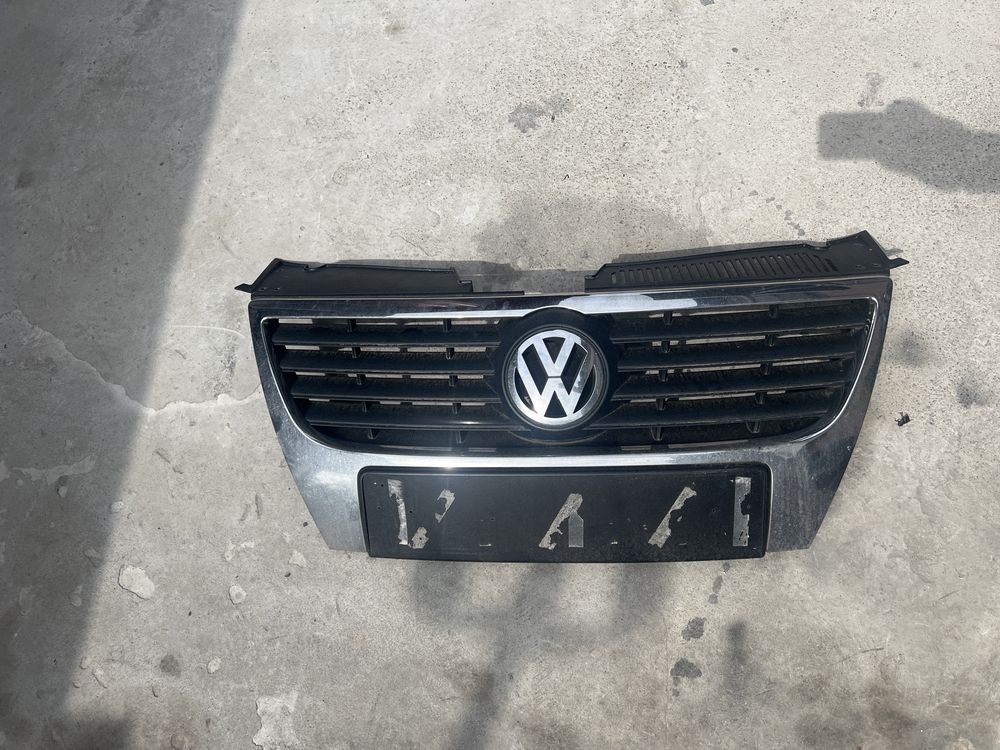 Grila bara fata cu emblema originala impecabila Vw Passat B6