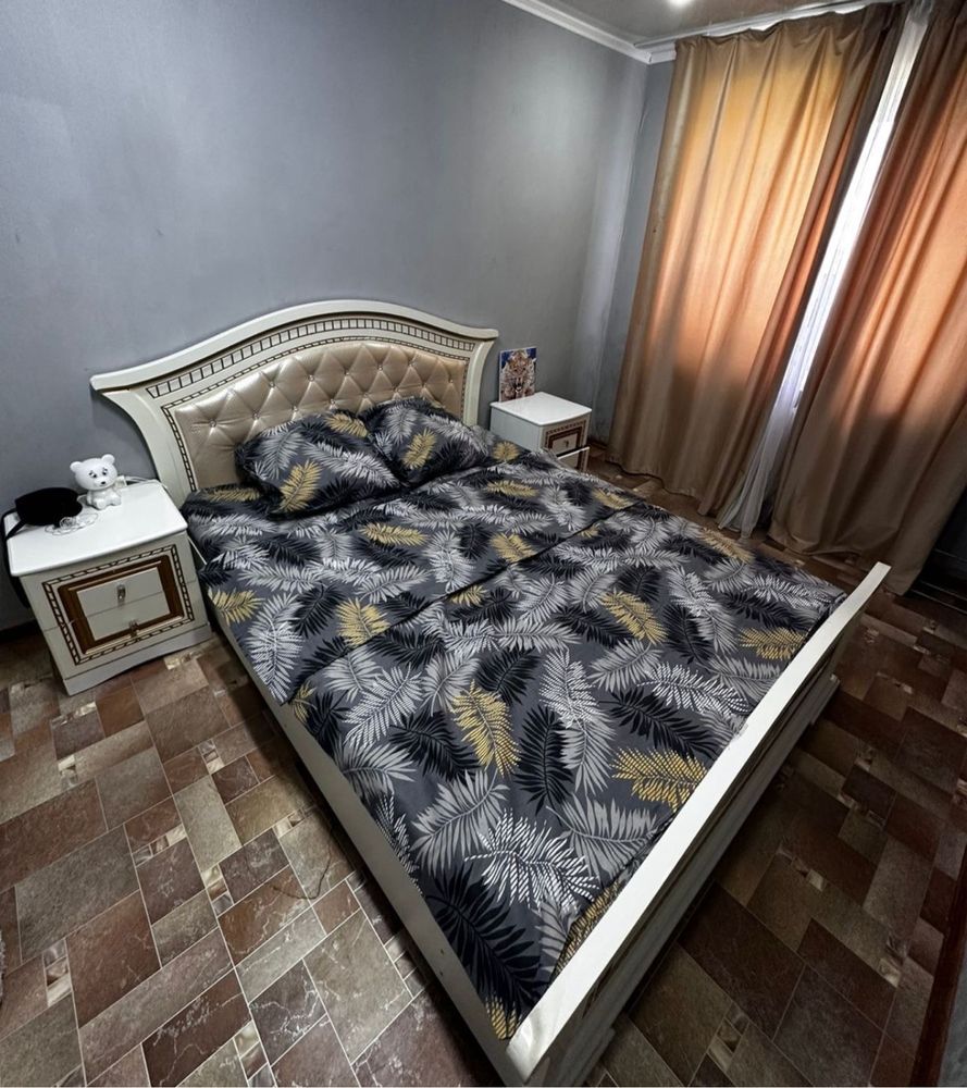 Продам двуспальную кровать с тумбами
