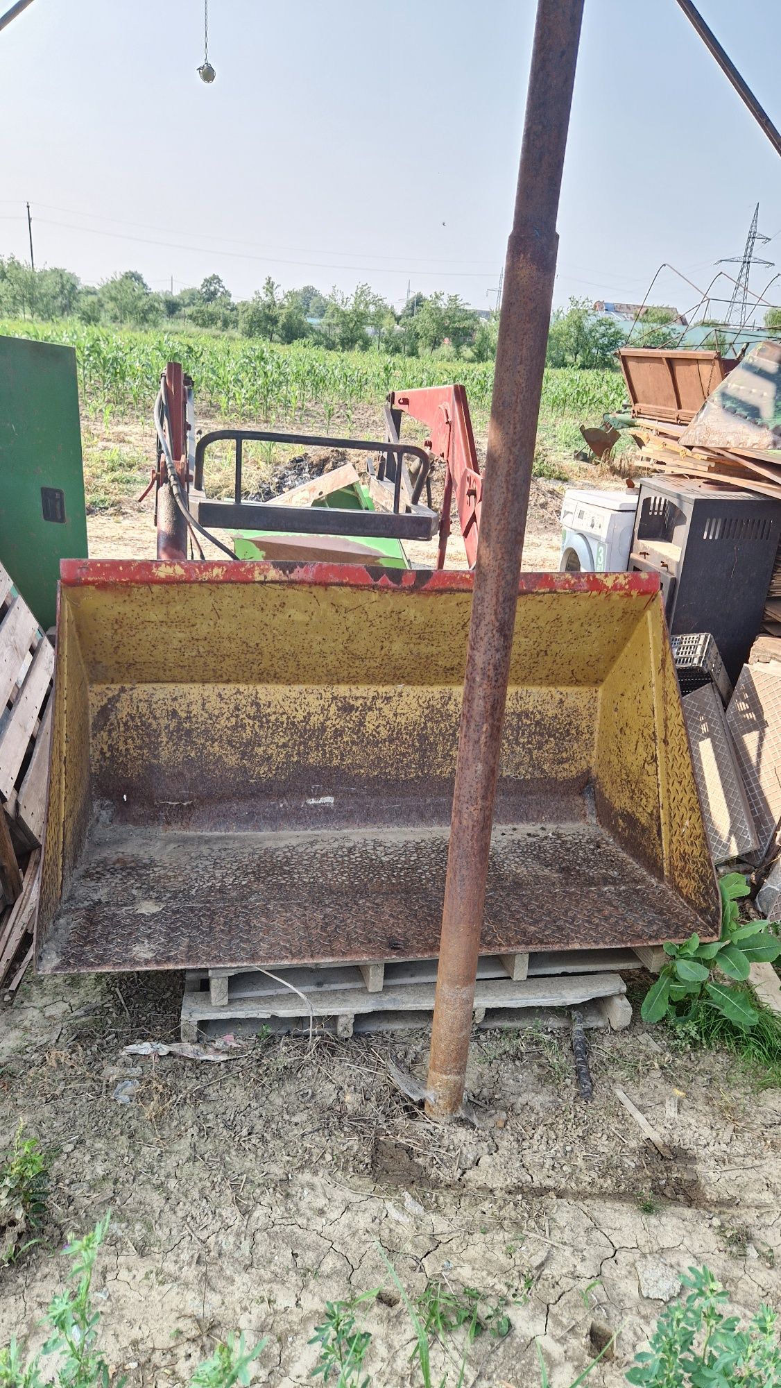 Incarcator frontal pentru tractor/Cupa/Furca
