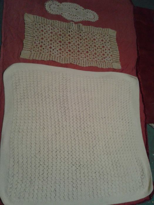 Две плетени дантелени покривки и плетен шал с бонус: куки за плетене.