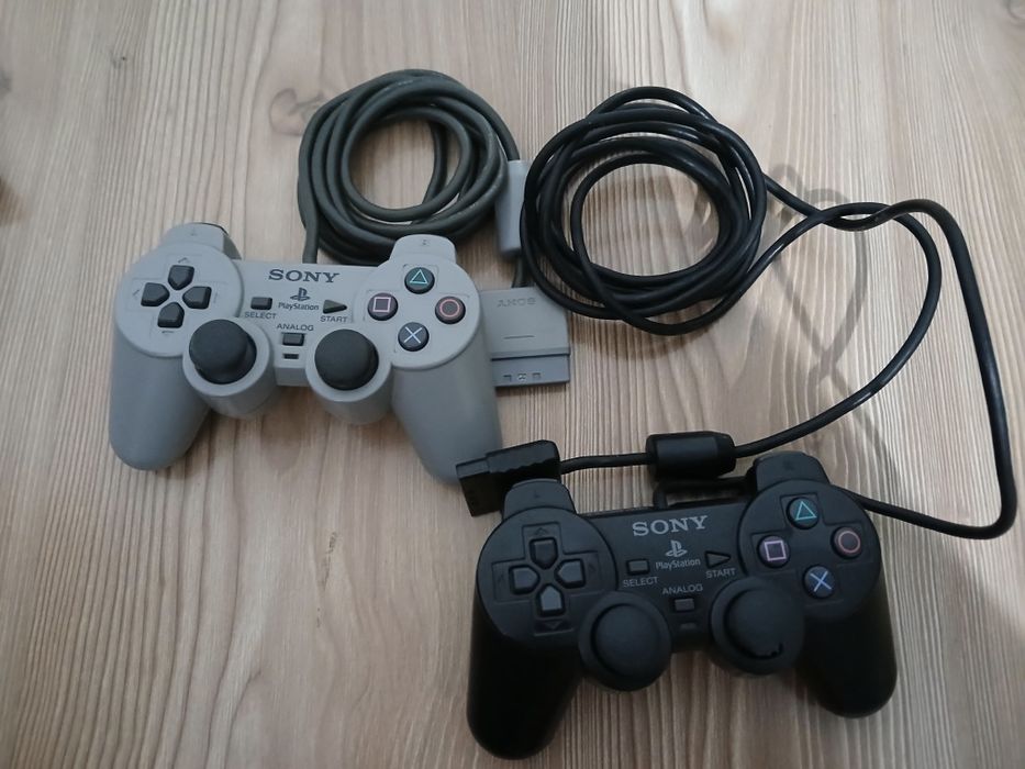 Vând PlayStation 2
