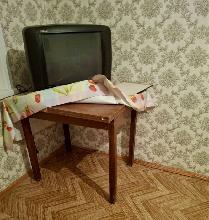 Стол раскладной темно-коричневого цвета