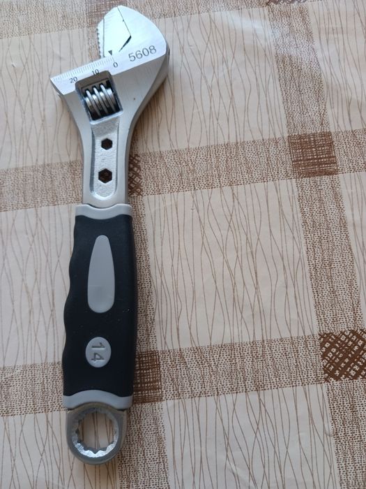 Раздвижен ключ  нов