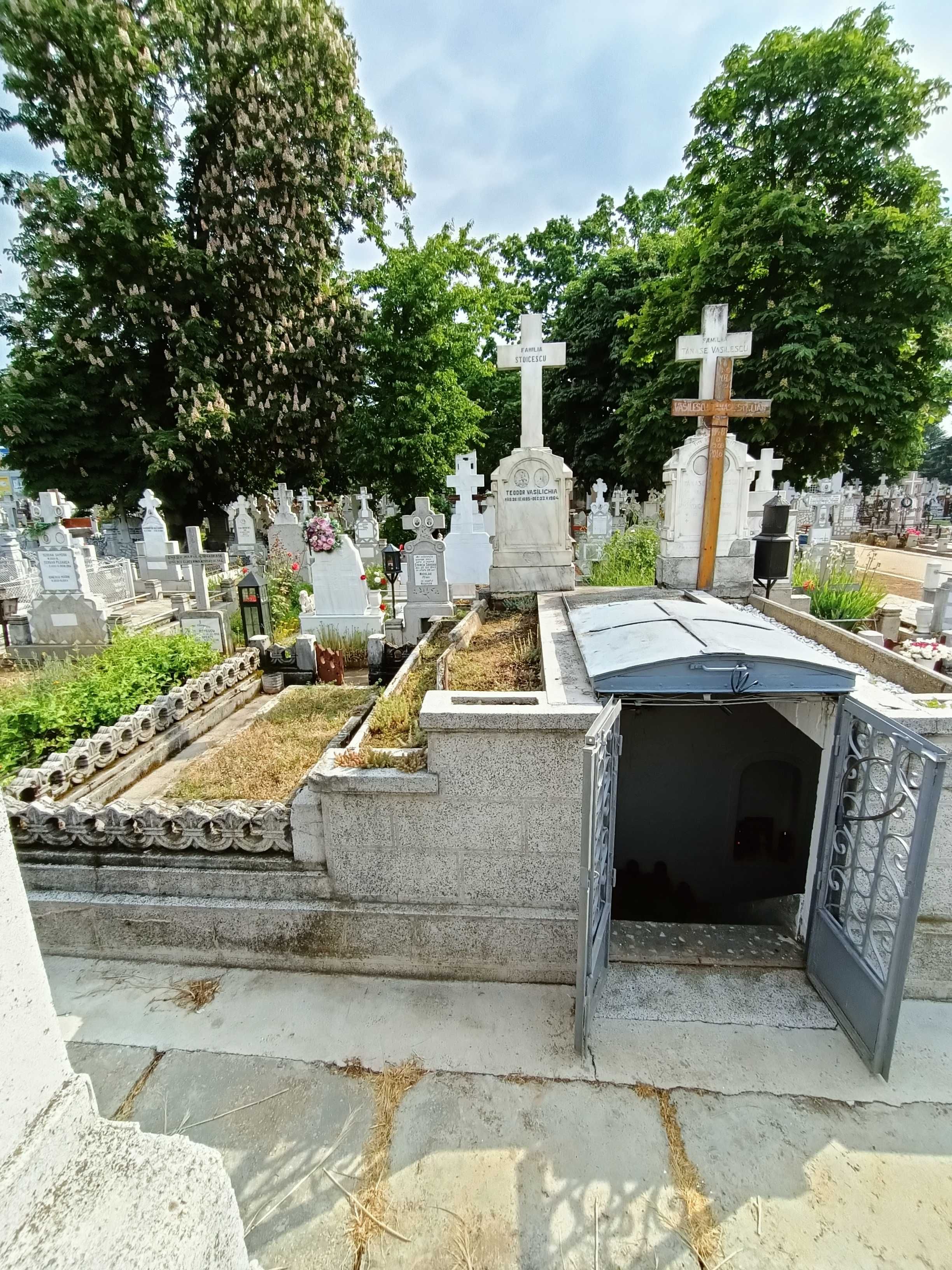 Loc de veci Cavou clasa I Cimittirul Viisoara.