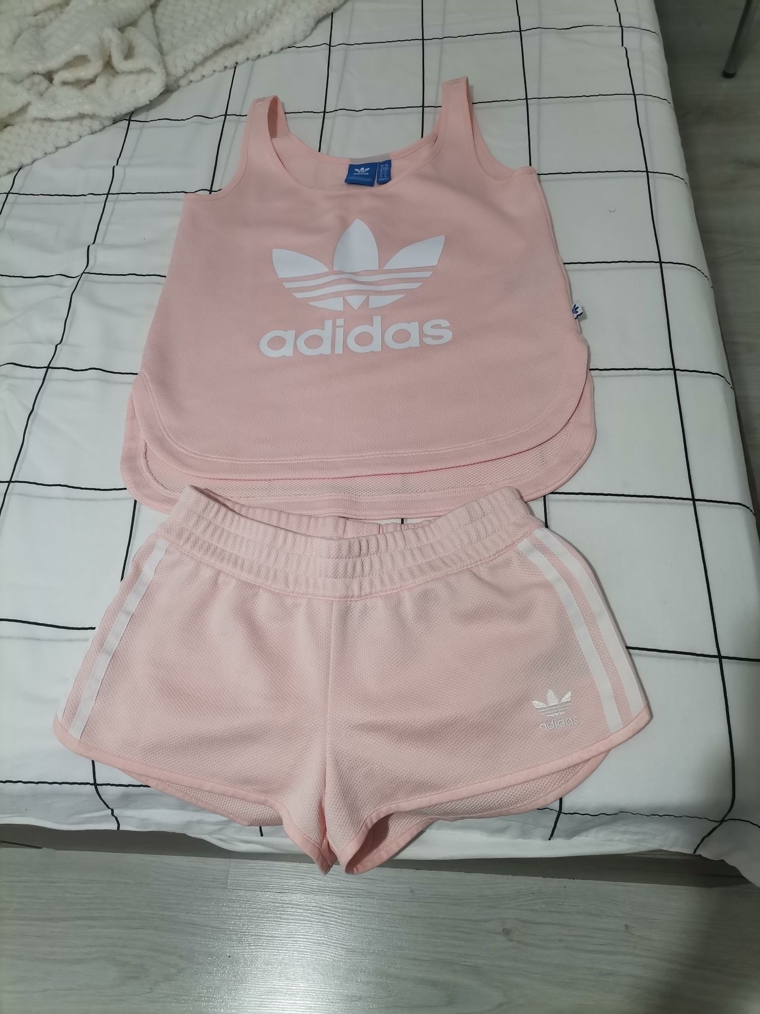 Vând compleu HUGO BOSS  și Adidas  XS  Original