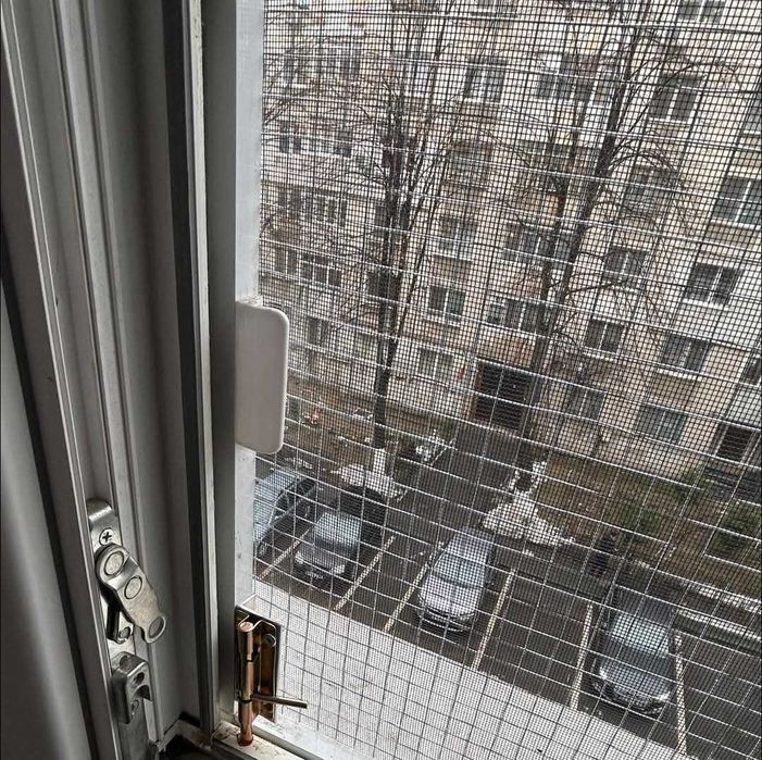 Plasa metalica pentru siguranta pisicutelor