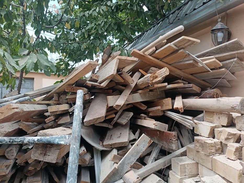 stroykada ishlatiladigan bu tahtalar zinadan chiqqan