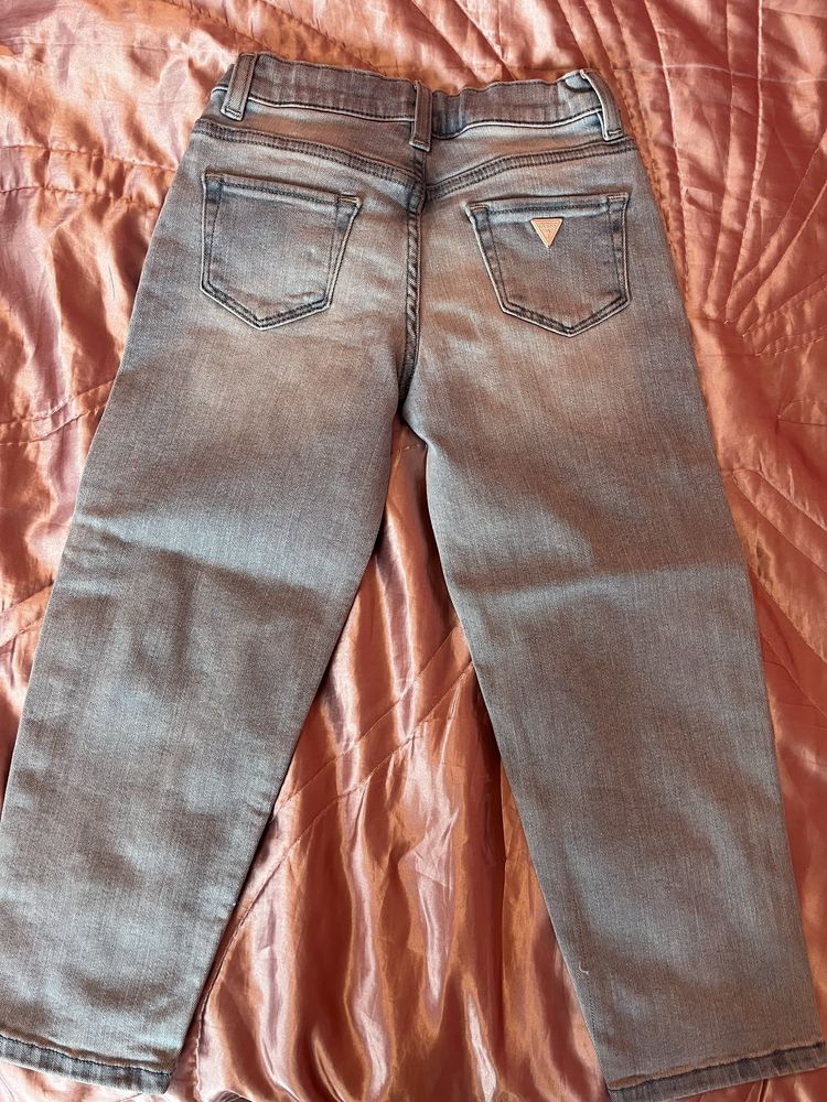 Детски дънки на ,,Guess”.
