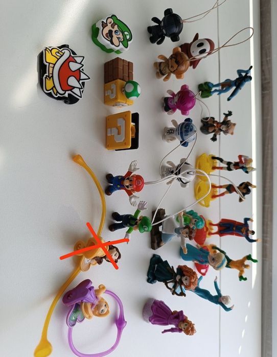 Играчки от шоколадови яйца и Лего фигурки