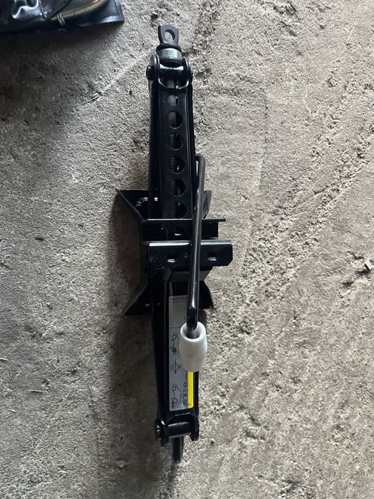 Vand cric original Vw tiguan Audi Q3 nou nefolosit cu sau fara accesor