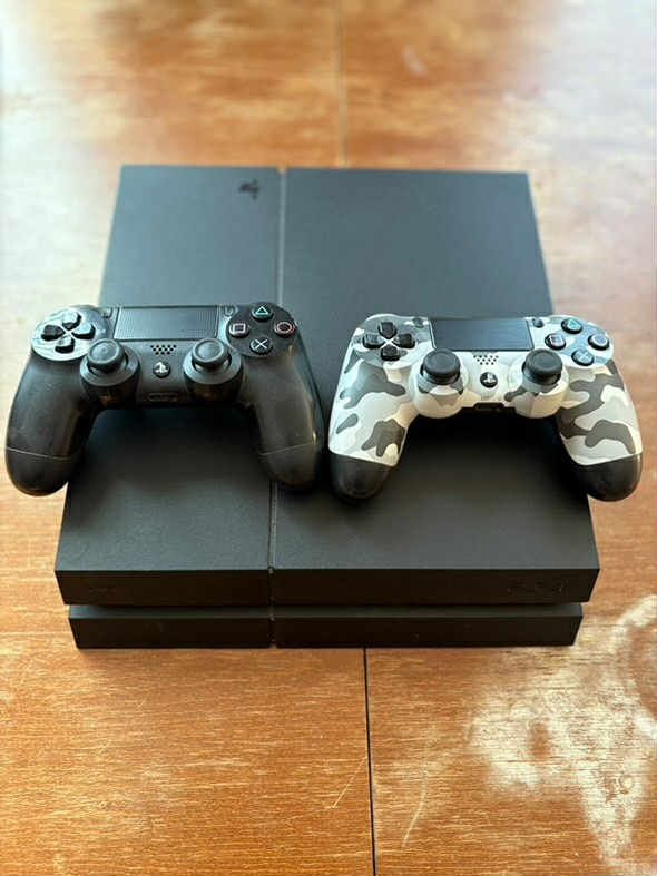 Playstation 4 с 7 игри и 2 джойстика