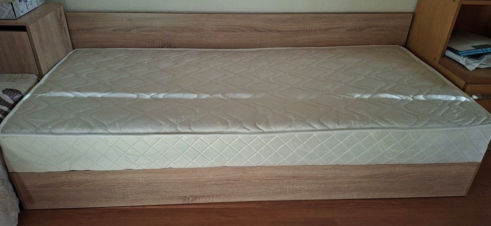 Ново единично легло с матрак и повдигащ механизъм.