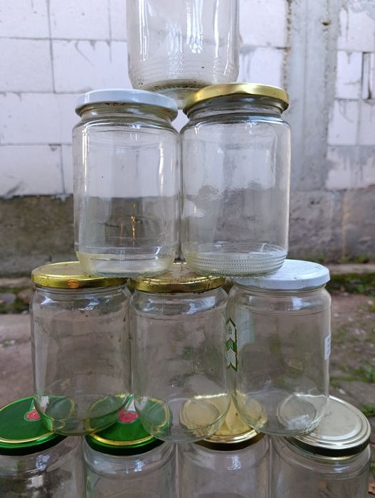 Продавам 100 бр . буркани с винтови капачки