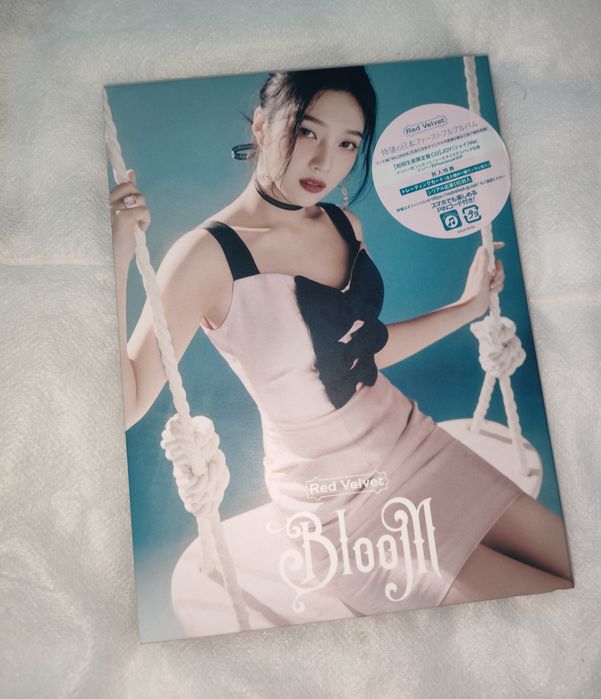 Vând albumul Kpop Red Velvet Bloom+photocard [JOY Ver.] Rare