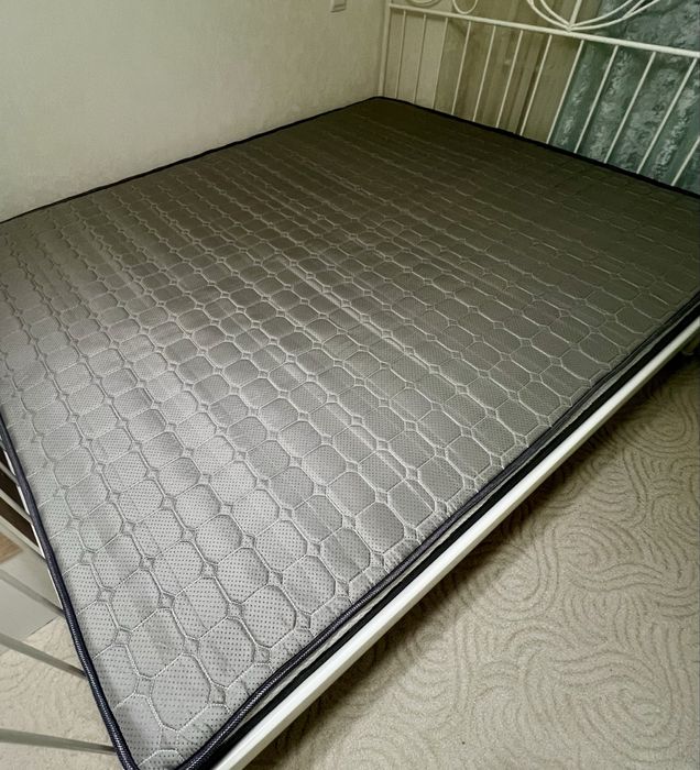 Продам матрас ортопедический 200х160 в отличном состоянии