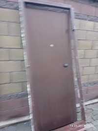 Продам входную железную дверь советского производства металл толстый