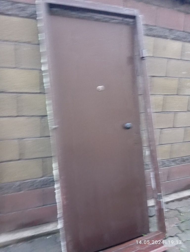 Продам входную железную дверь советского производства металл толстый