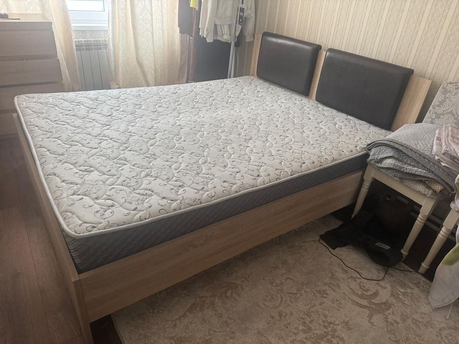 Двухспальная кровать с матрасом
