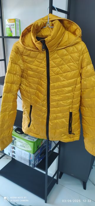 Vând geaca calvin klein de dama mărimea xs-s geaca este ca noua