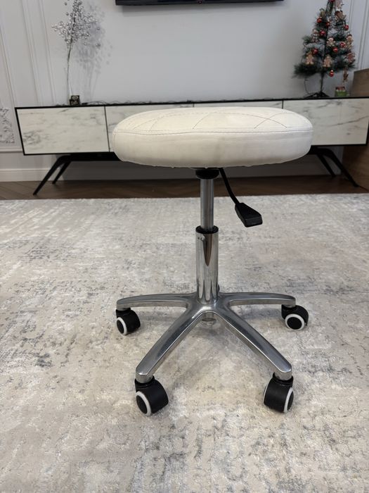 Поворотный стул с регулировкой высоты