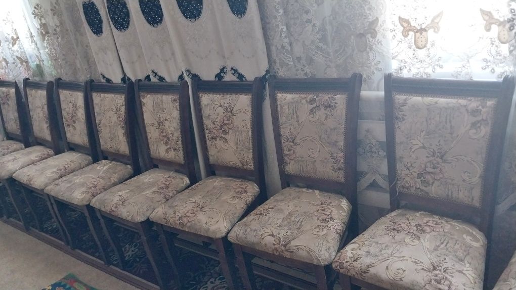 Стол и стулья для гостиная