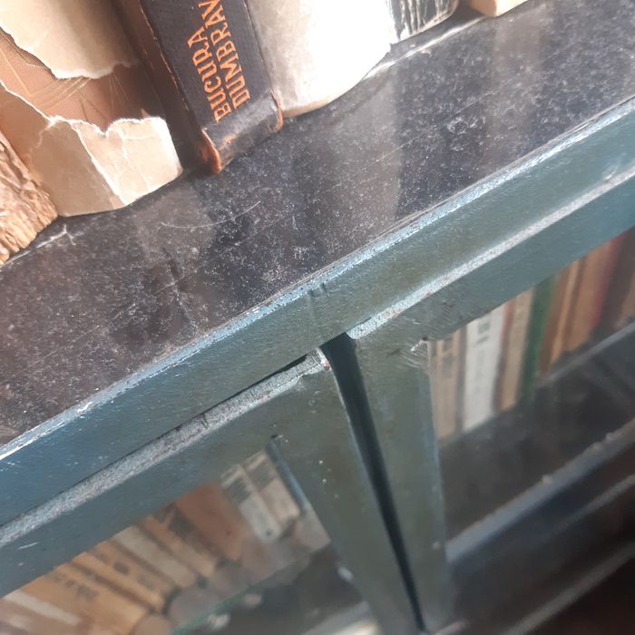 Dulap metalic vechi de farmacie cu sticla