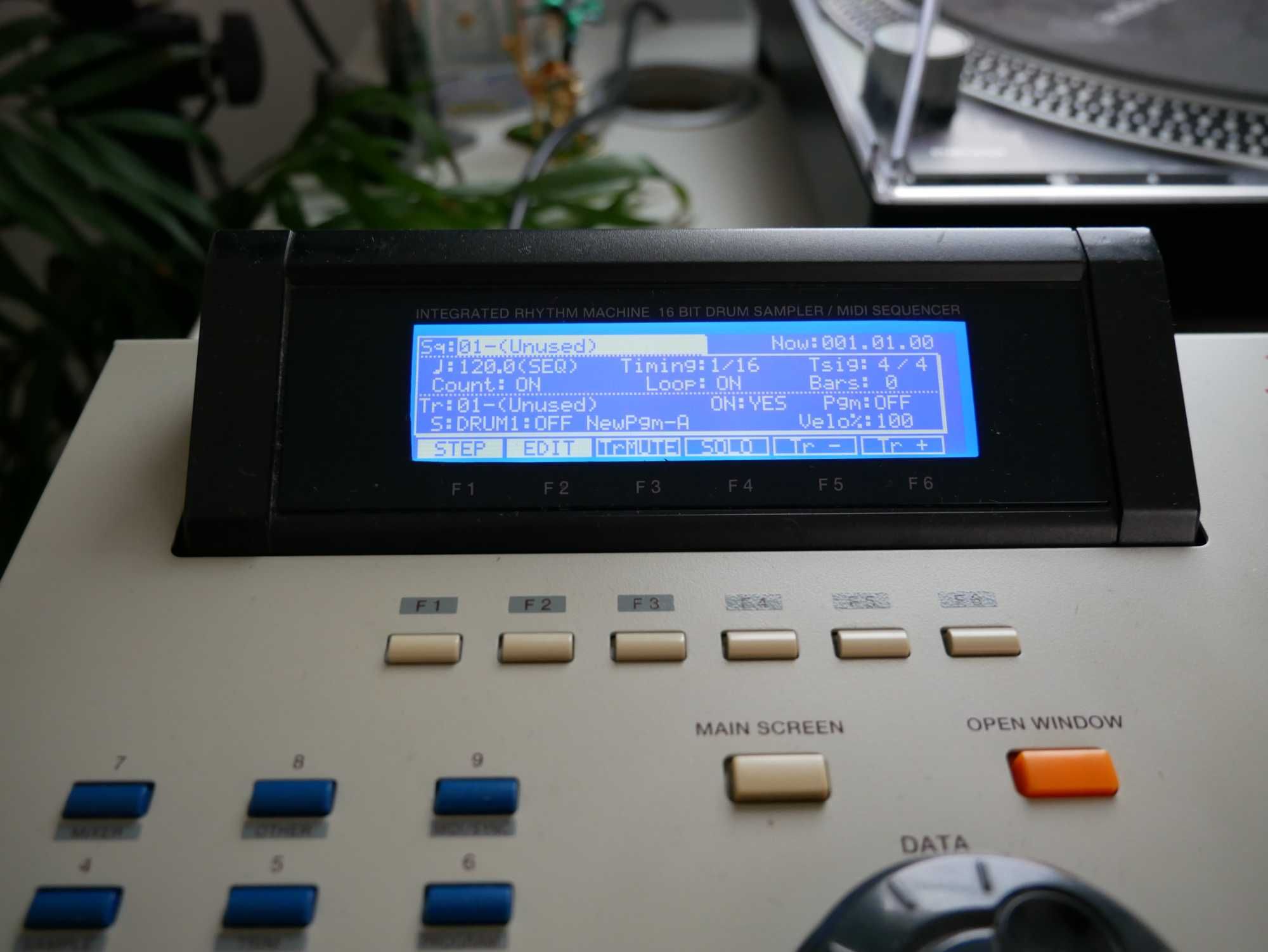 MPC 2000XL / 8 OUTS /MS / SD / SM / CF Drive / Drum Machine / Sampler