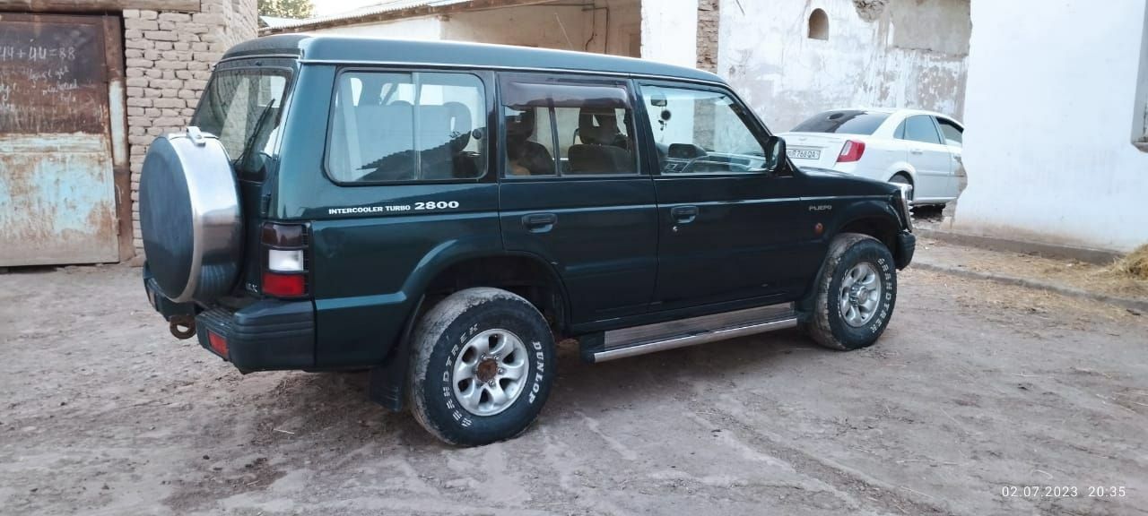 Mitsubishi Pajero stochna sotiladi