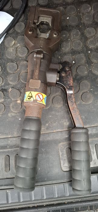 Хидравлична преса за кабелни обувки Cembre ht51