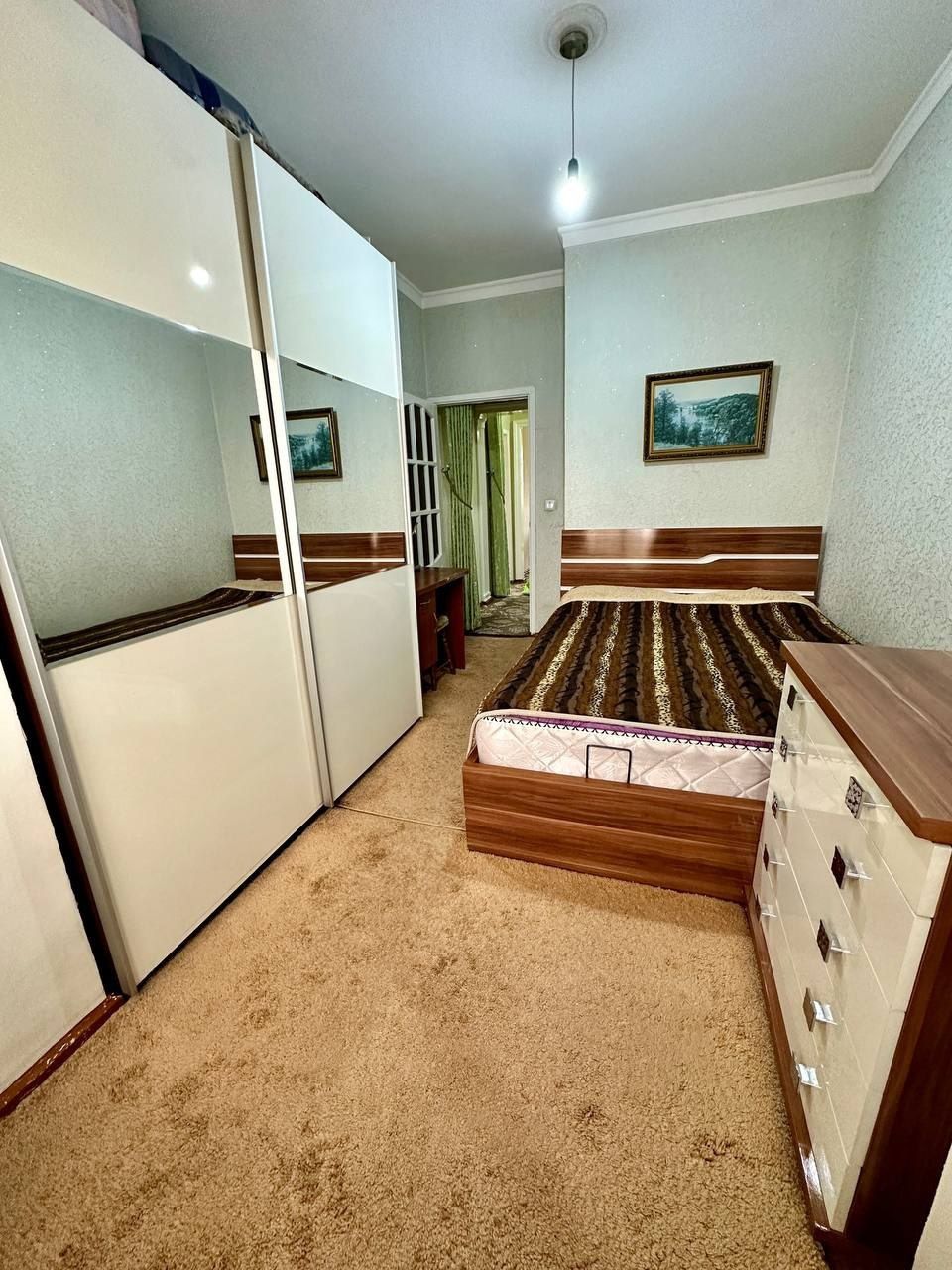 2-комнатная квартира в Юнусабаде с хорошим ремонтом и частичной мебел