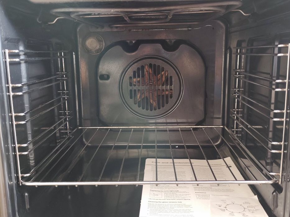 Стъклокерамична готварска печка Indesit, с грил