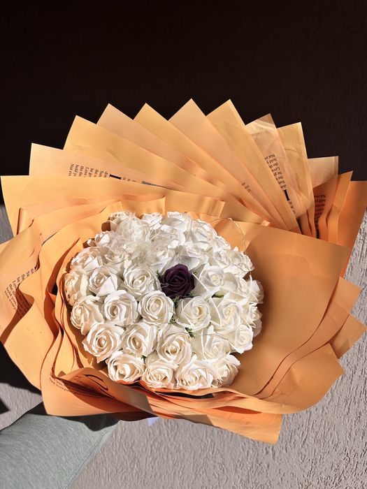 Buchet handmade din flori de hârtie – elegant, alb cu accent mov