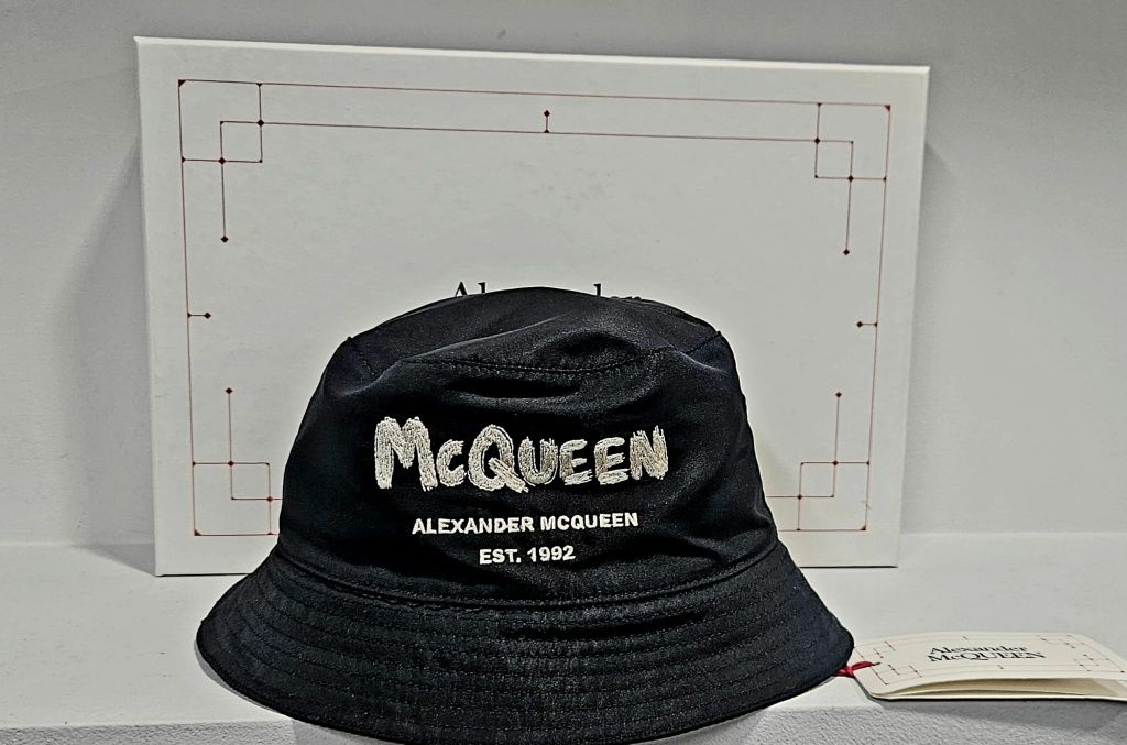 Alexander Mcqueen нова шапка