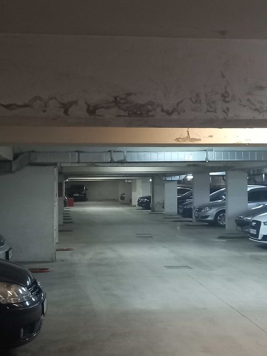 Заменям две закрити паркоместа за гараж