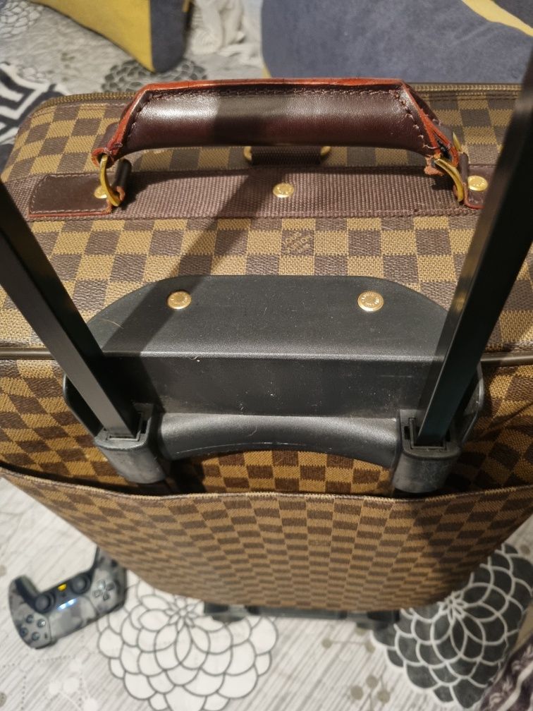 Louis Vuitton куфар