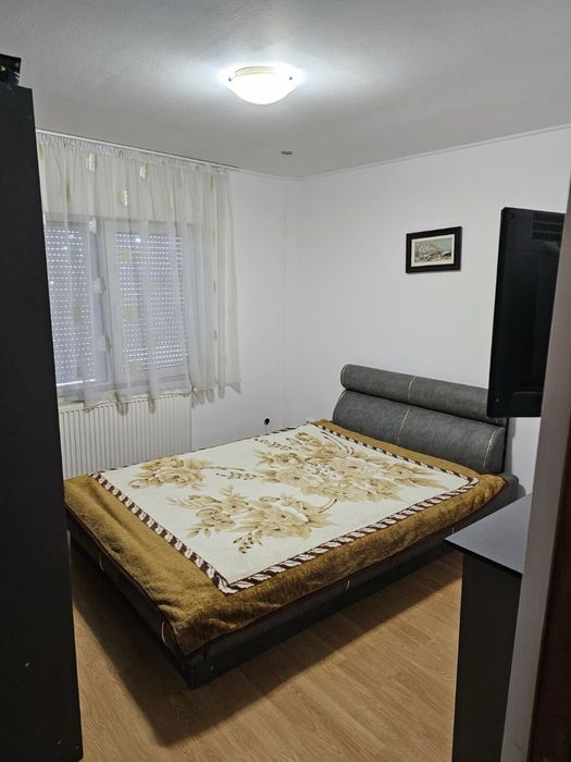 Inchiriez apartament cu 3 camere