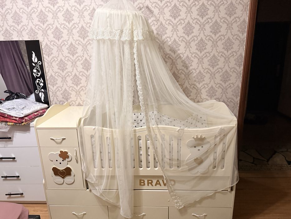 Деткая кравать новая почти илеально новая !