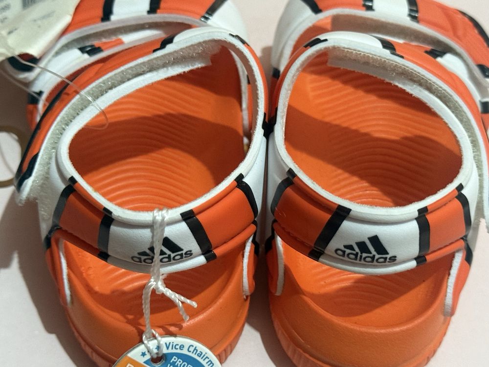 Adidas чисто нови сандали номер 20