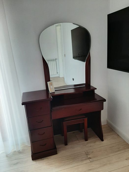 Mobila dormitor din lemn masiv de Mahon