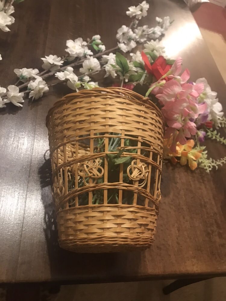 Ръчно плетена кошница с изкуствени цветя