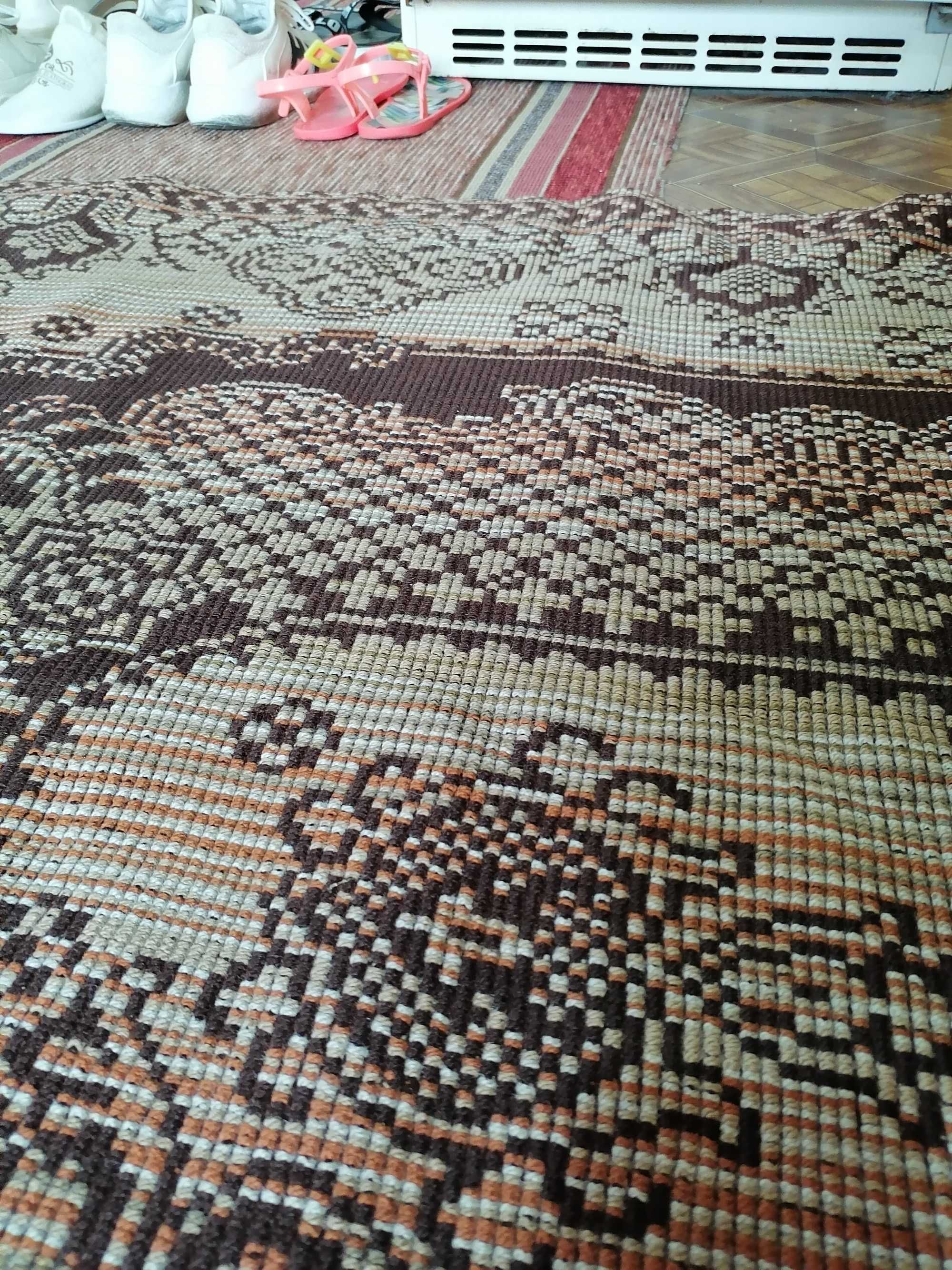 Продавам килим за стая