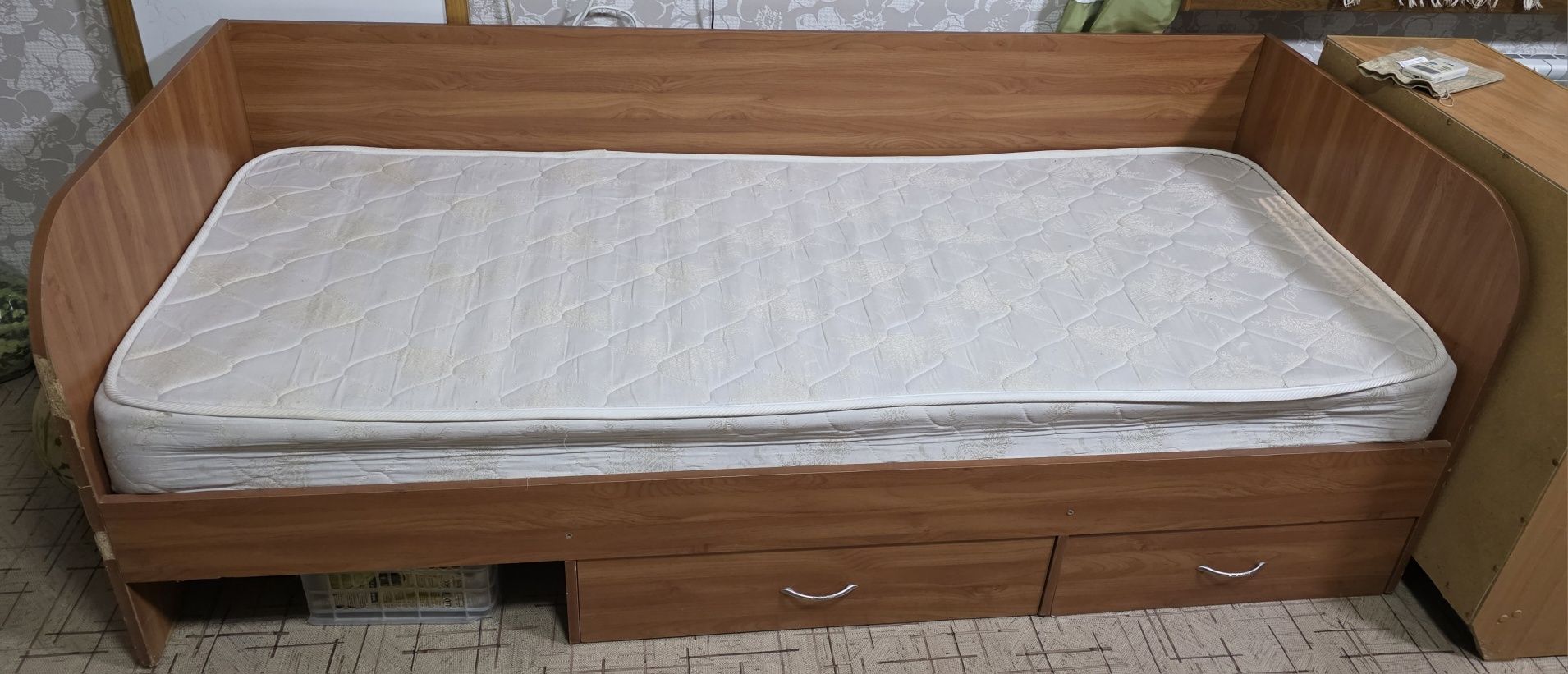 Продам кровать с матрасом